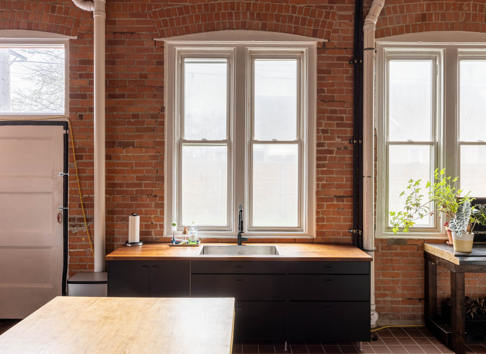 Detroit photo studio for daily rental. Kitchen available in lounge. Sink and prep space, dining space, meeting space.