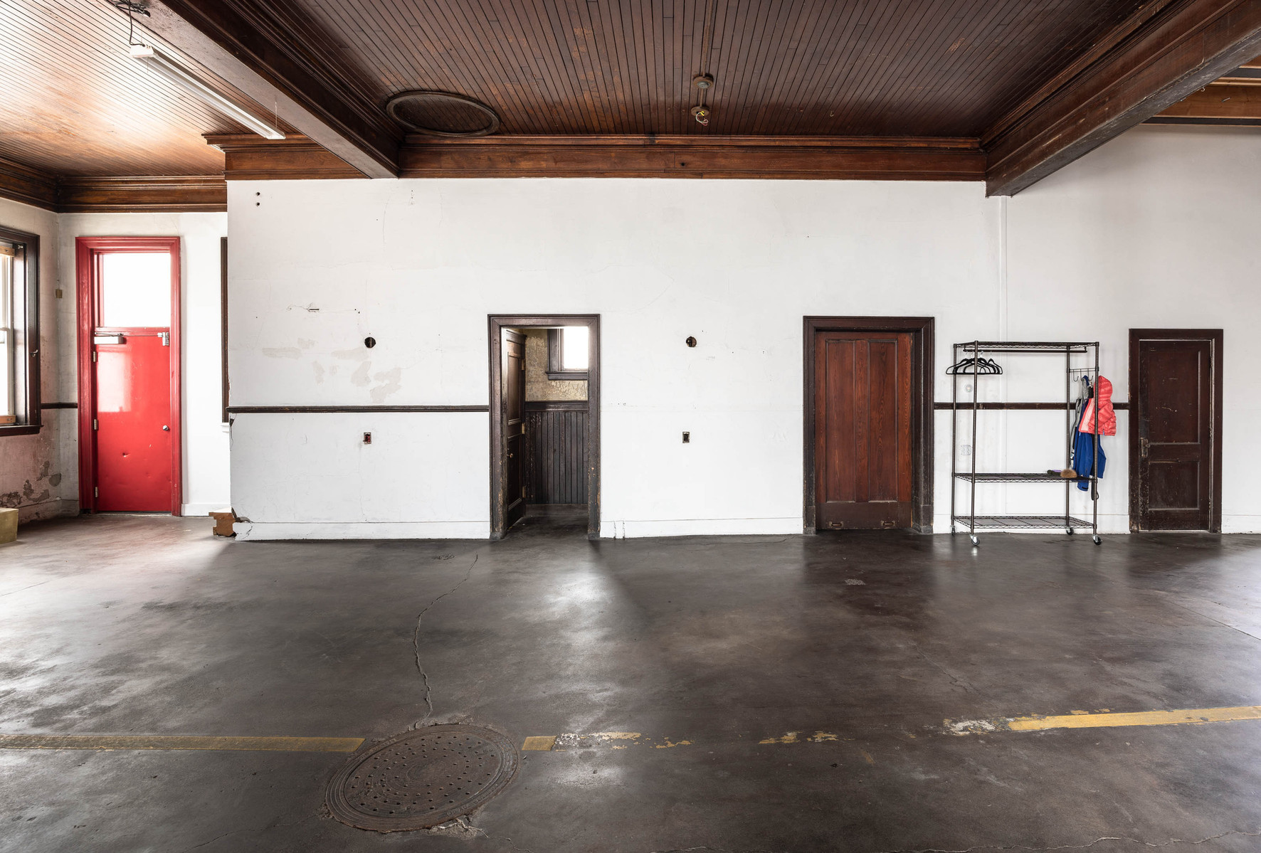 Overview of photo studio space available for daily rental with gear, lighting, grip, tethering station.