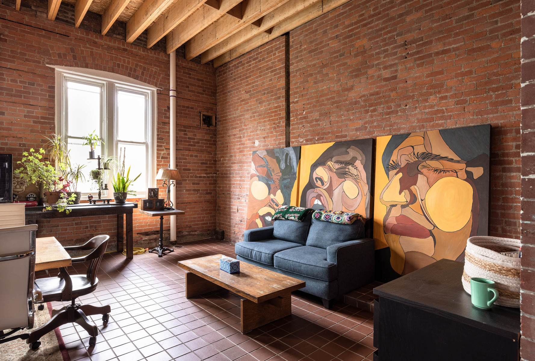 Lounge space at Detroit photography studio available for daily rental with meeting space, dining space, tv, seating area