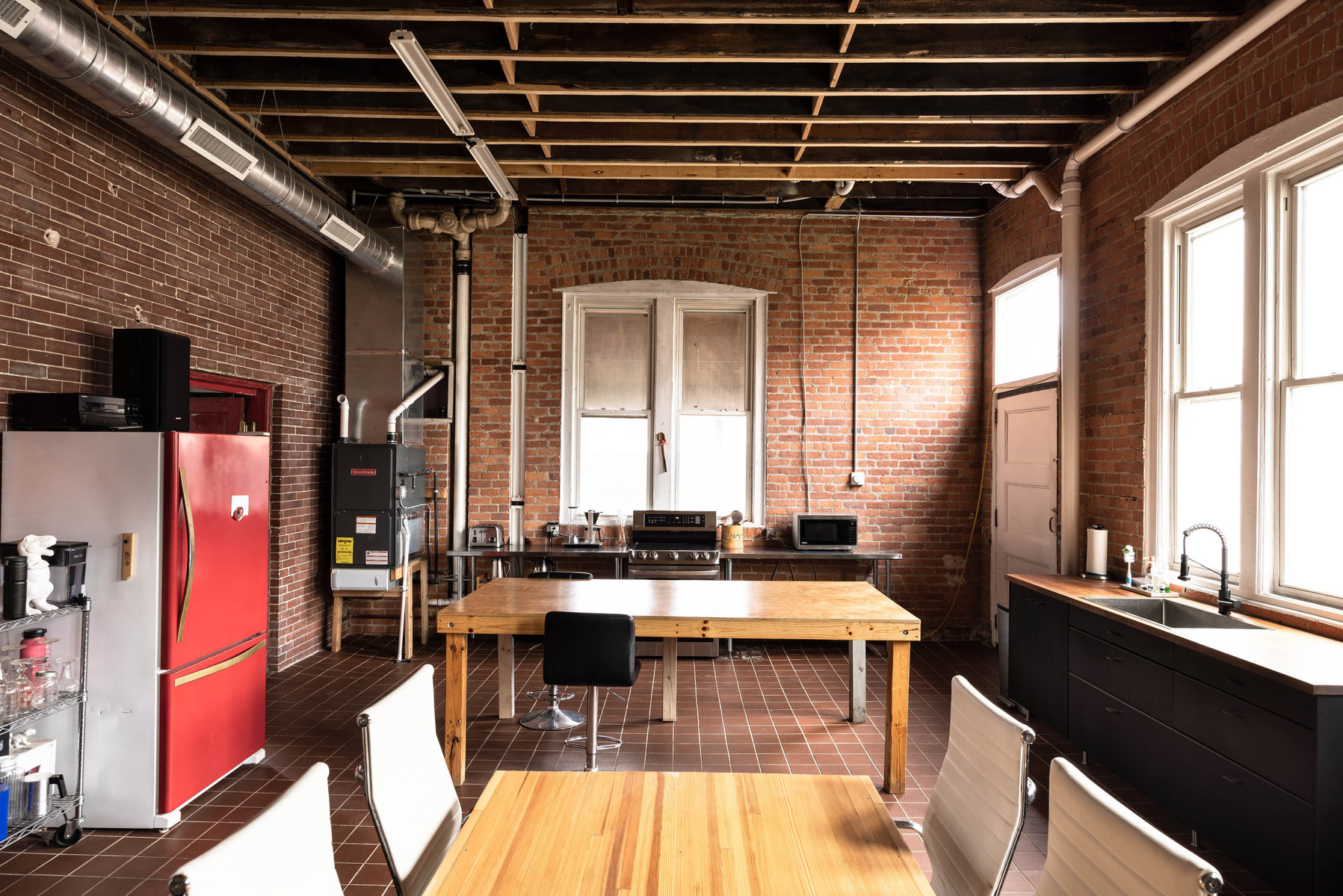 Detroit photo studio for daily rental. Kitchen available in lounge. Functioning stove and microwave and toaster. Sink and prep space, dining space, meeting space.