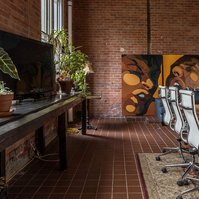 Lounge space at Detroit photography studio available for daily rental with meeting space, dining space, tv, seating area