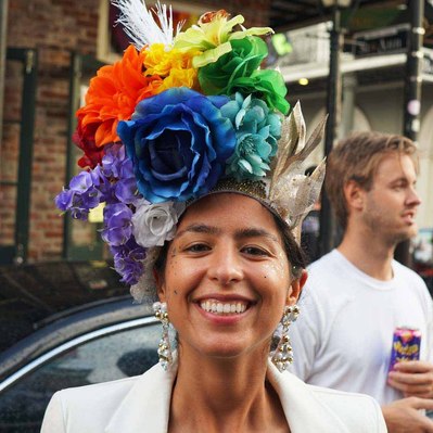Street photography in colors of the french street photographer David Décamps representing a woman with a flower hat in New Orleans, USA.