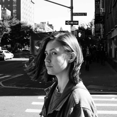 Black and white street photography of the french street photographer David Décamps representing a woman look in New York City, USA.