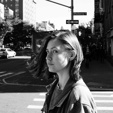 Black and white street photography of the french street photographer David Décamps representing a woman look in New York City, USA.