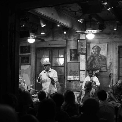 Black and white street photography of the french street photographer David Décamps representing a jazzman during a show in New Orleans, USA.