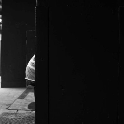 Black and white street photography of the french street photographer David Décamps representing the belly of a man in New York City, USA.
