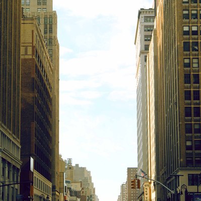 Street photography in colors of the french street photographer David Décamps representing the view ot an avenue in New York City, USA.
