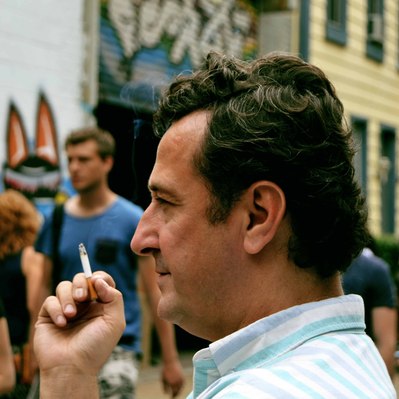 Street photography in colors of the french street photographer David Décamps representing a man holding a cigarette in New York City, USA.