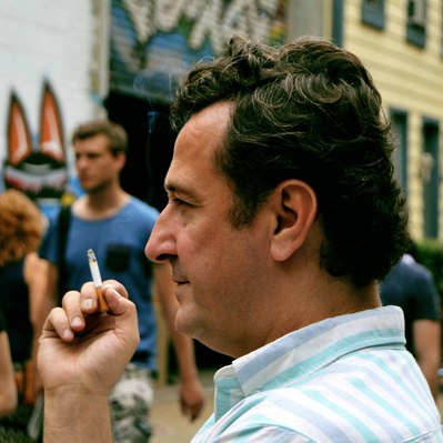 Street photography in colors of the french street photographer David Décamps representing a man holding a cigarette in New York City, USA.