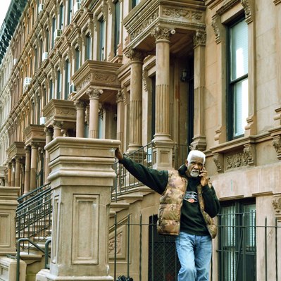 Street photography in colors of the french street photographer David Décamps representing a man with his garbage in New York City, USA.