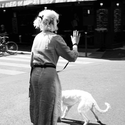 Black and white street photography of the french street photographer David Décamps representing a woman apologizing herself in Paris.
