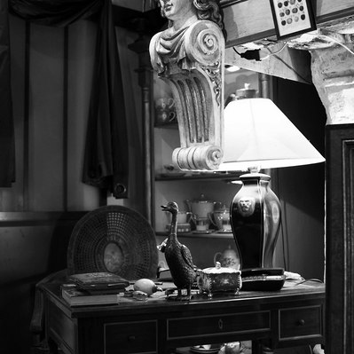 Black and white street photography of the french street photographer David Décamps representing an office table without anyone in Honfleur.