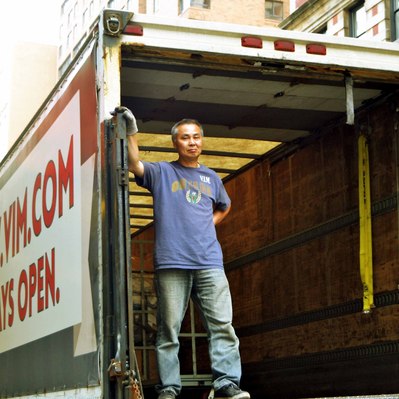 Street photography in colors of the french street photographer David Décamps representing a man in a truck in New York City, USA.