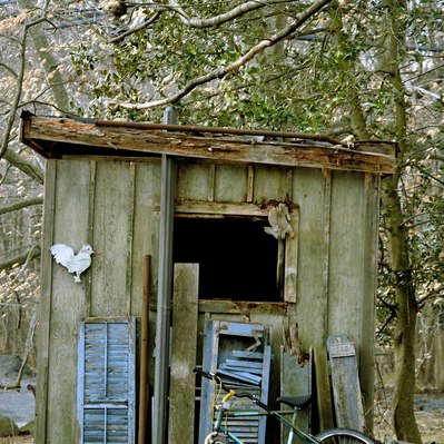 Street photography in colors of  the french street photographer David Décamps representing bike in front of a hut in a village of New York State, USA.