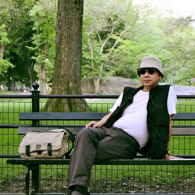 Street photography in colors of the french street photographer David Décamps representing a man sitting on a bench in Central Park, New York City, USA.