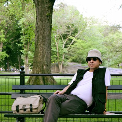 Street photography in colors of the french street photographer David Décamps representing a man sitting on a bench in Central Park, New York City, USA.