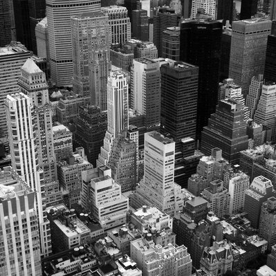 Black and white street photography of the french street photographer David Décamps representing a view of buildings in Manhattan in New York City, USA.