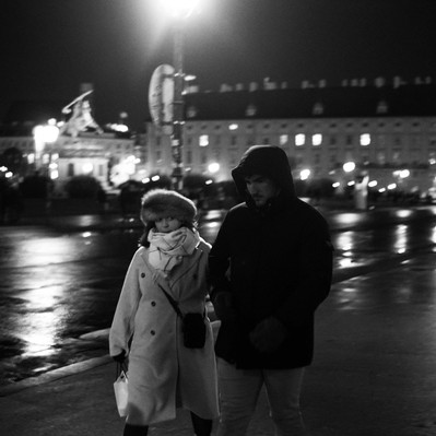 Black and white street photography of the french street photographer David Décamps representing a couple walking in the cold in Vienna.