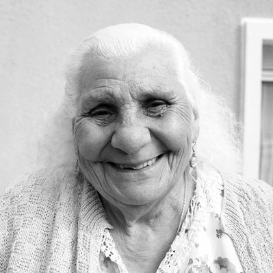 Black and white street photography of the french street photographer David Décamps representing the portrait of an old woman in Brest.