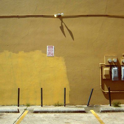 Street photography in colors of the french street photographer David Décamps representing a yellow wall in New Orleans, USA.