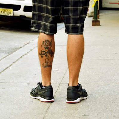 Street photography in colors of the french street photographer David Décamps representing a man with a tatoo in his left leg in New York City, USA.