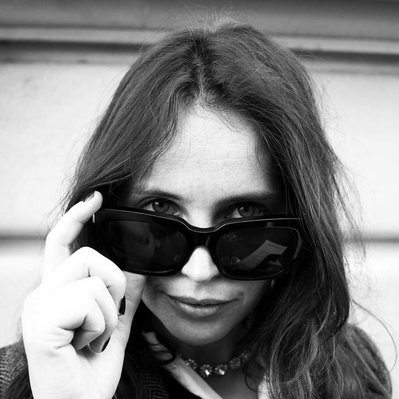 Black and white street photography of the french street photographer David Décamps representing a portrait of the american actress Felicity Jones in Paris.