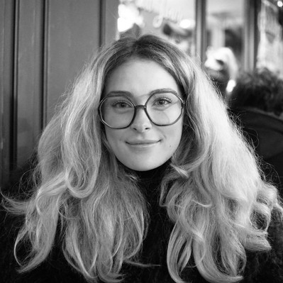 Black and white street photography of the french street photographer David Décamps representing a portrait of a woman with very long hair in Paris.