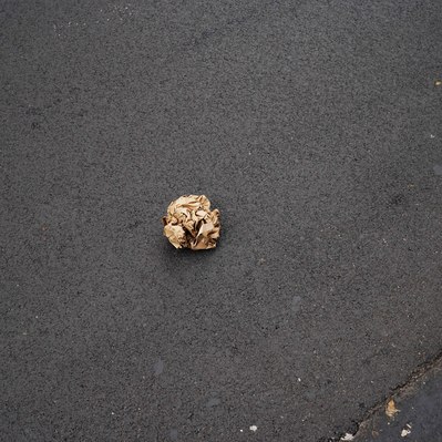 Street photography in colors of the french street photographer David Décamps representing a paper bowl on the ground in Paris.