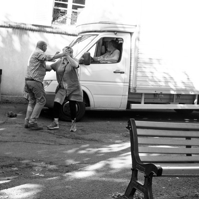 Black and white street photography of the french street photographer David Décamps representing a couple dancing during the day.
