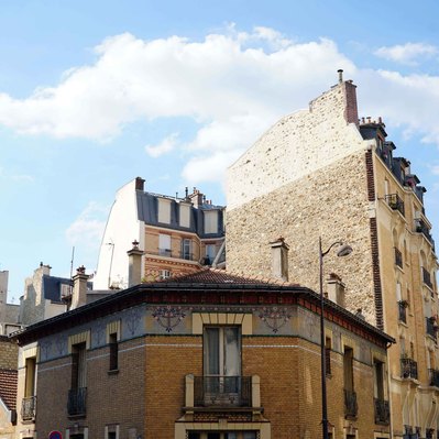 Street photography in colors of the french street photographer David Décamps representing the facade of a corner of a street in Paris.
