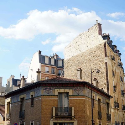 Street photography in colors of the french street photographer David Décamps representing the facade of a corner of a street in Paris.