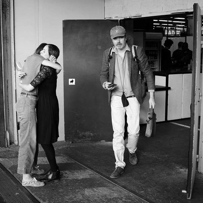 Black and white street photography of the french street photographer David Décamps representing two women hugging in Paris.