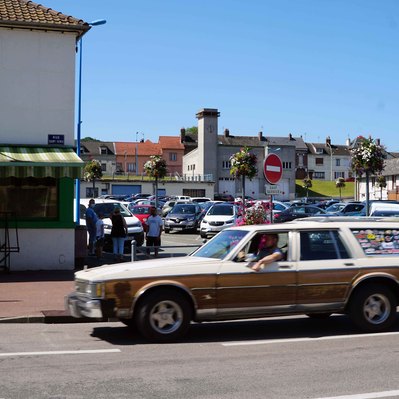 Street photography in colors of the french street photographer David Décamps representing an old car in a small village of France.