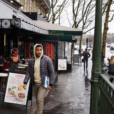 Street photography in colors of the french street photographer David Décamps representing a young man with a hood in Paris.