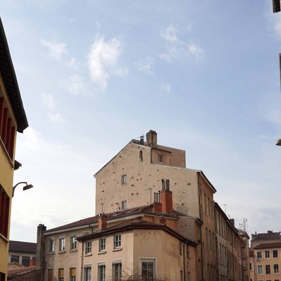 Street photography in colors of the french street photographer David Décamps representing a the view of an appartment in Lyon. 