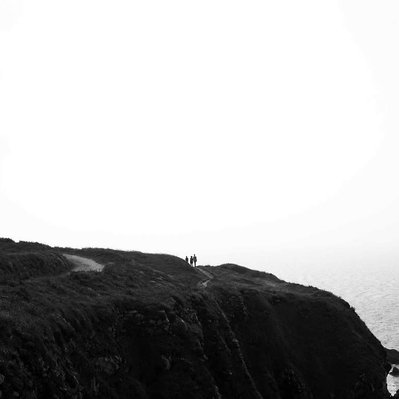 Black and white street photography of the french street photographer David Décamps representing walkers near to the cliff.