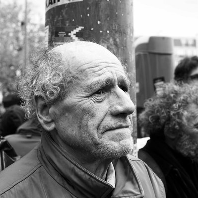 Black and white street photography of the french street photographer David Décamps representing the portrait of an old man in Paris.