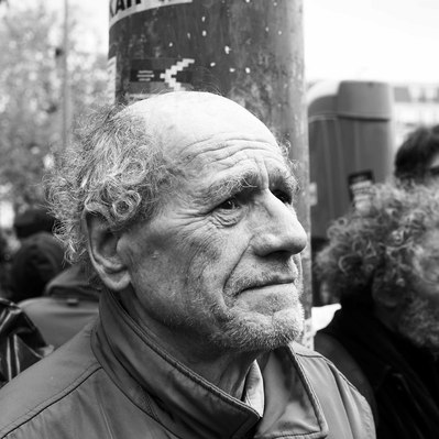 Black and white street photography of the french street photographer David Décamps representing the portrait of an old man in Paris.
