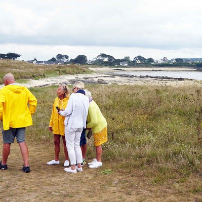 Street photography in colors of the french street photographer David Décamps representing four people dressed in yellow in Bretagne.
