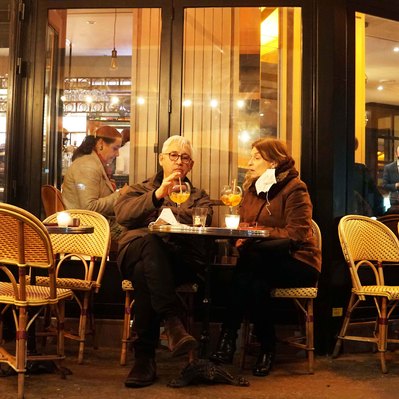 Street photography in colors of the french street photographer David Décamps representing a old couple drinking cocktails in a terrace in Paris.