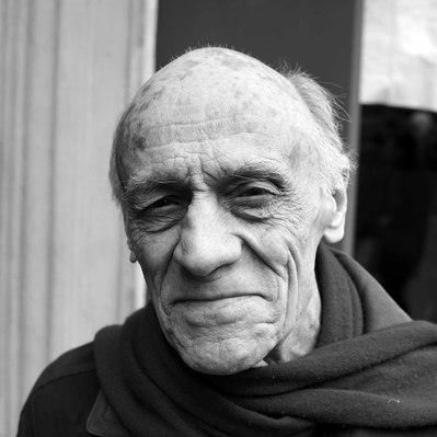 Black and white street photography of the french street photographer David Décamps representing the portrait of an old man in Paris.