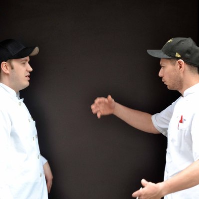 Street photography in colors of the french street photographer David Décamps representing two waiters having a conversation in New York City, USA.