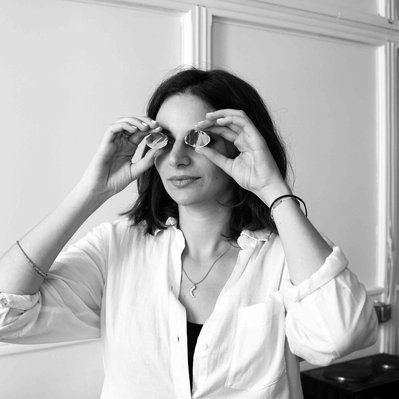 Black and white portrait of David Décamps of the artist Laurène Guarneri and her mirrors in Paris.
