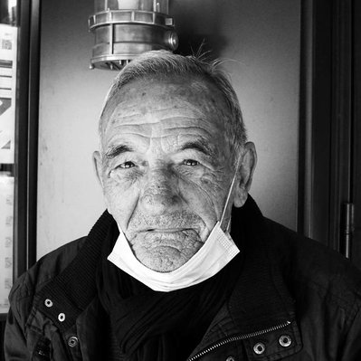 Black and white street photography of the french street photographer David Décamps representing a intense portrait of a man in Paris.