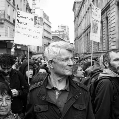 Black and white street photography of the french street photographer David Décamps representing a man looking to the left in a strike in Paris.
