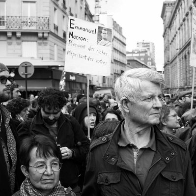 Black and white street photography of the french street photographer David Décamps representing a man looking to the left in a strike in Paris.