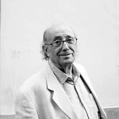 Black and white street photography of the french street photographer David Décamps representing a portrait of the famous painter Roger Bénévant in Paris.