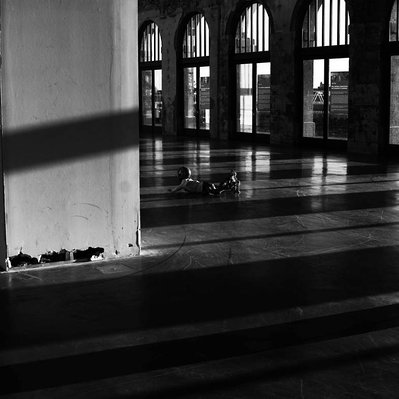 Black and white street photography of the french street photographer David Décamps representing a kid falling down on roller skater in Brest, France.