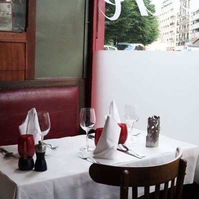 Street photography in colors of the french street photographer David Décamps representing a table of a restaurant in Paris.