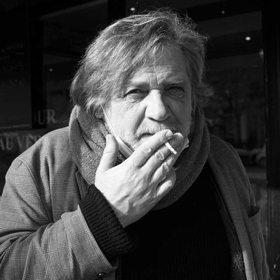 Black and white street photography of the french street photographer David Décamps representing a man smoking a cigarette in le Kremlin-Bicêtre.